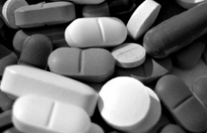tablets of colorful background Sjukdom eller missbruk är vanliga anledningar till att HSAN ger tandläkare orövotid