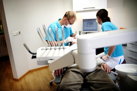 Patrik Wieslander är ny specialist i parodontologi. I dag arbetar i Helsingborg på en privatklinik.