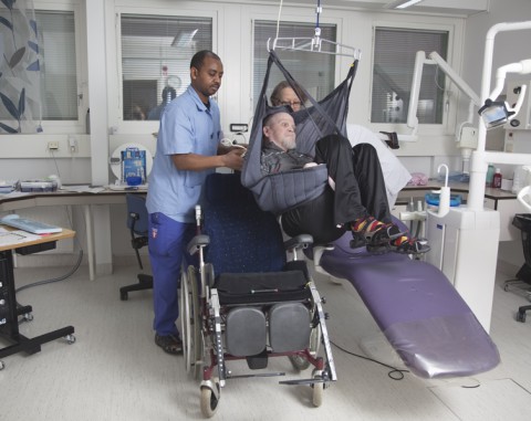 Taklyft och gott om plats är nödvändiga förutsättningar för att kunna ge många av patienterna på Tumba äldreboende bra tandvård.