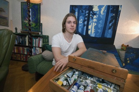 Jacob Nisser gillar att måla. Det är en långsam process och kompletterar jobbet som tandläkare.