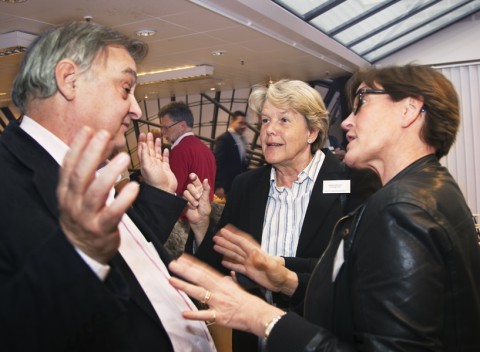 Tjänstetandläkarnas ordförande Kenth Nilsson, åhöraren Margaretha Lindqvist och Magrethe Persson Toremalm, södra kursregionen diskuterade i en paus.