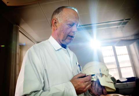 Lars Eriksson förklarar att det vid belastning av underkäken vid exempelvis extraktion kan uppstå ödem i käkledsområdet. Foto: Jenny Leyman