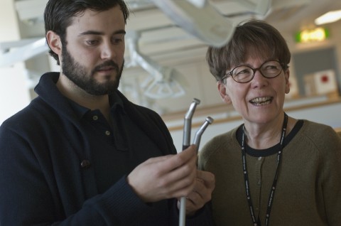 Industridesignstudenten Mattias Nilsson intresserar sig för tandvård på rymdresor. Här tillsammans med Kerstin Nilsson, professor i endodonti.