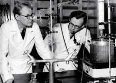 Kemisterna Nils Löfgren och Bengt Lundqvist.
