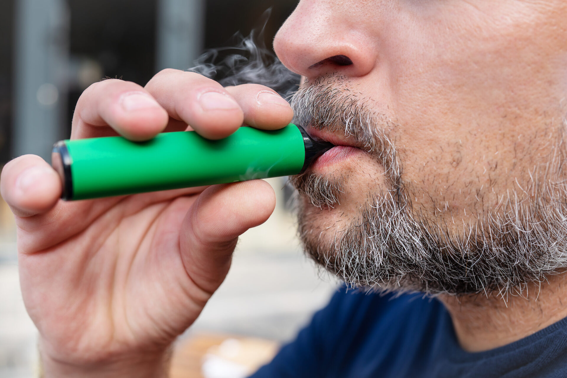 Folkhälsomyndigheten och Socialstyrelsen ska följa upp nikotinskador